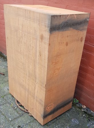 Grote hardhouten sokkel