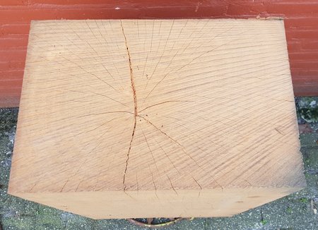 Grote hardhouten sokkel