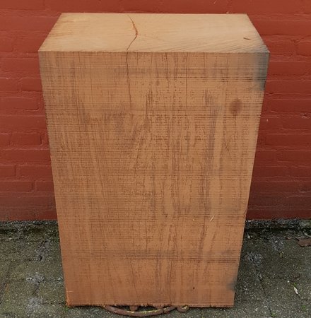 Grote hardhouten sokkel
