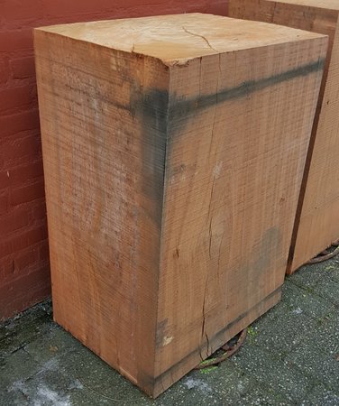 Grote hardhouten zuil