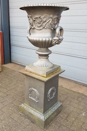 Gietijzeren Medici vaas op sokkel