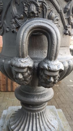 Gietijzeren Medici vaas op sokkel