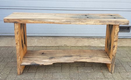 Hoge landelijke sidetable van oud hout