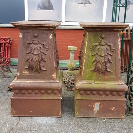 2 Grote antieke gietijzeren sokkels