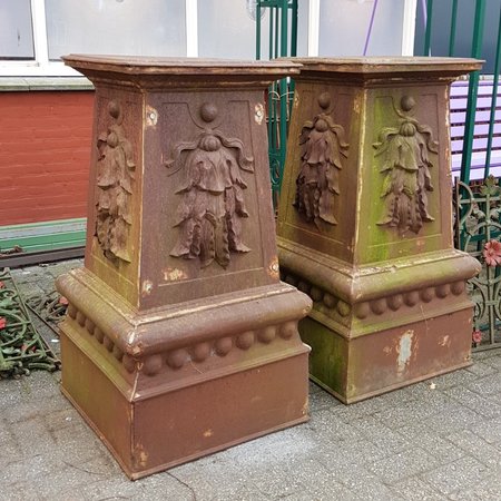 2 Grote antieke gietijzeren sokkels