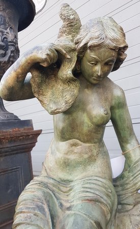 Antieke bronzen fontein Vrouw