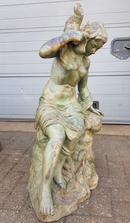 Antieke bronzen fontein Vrouw