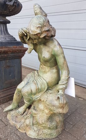 Antieke bronzen fontein Vrouw