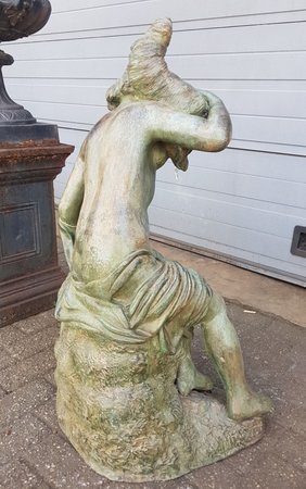 Antieke bronzen fontein Vrouw