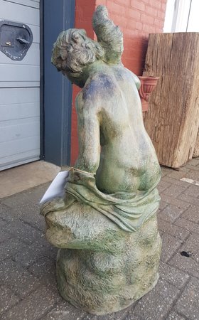 Antieke bronzen fontein Vrouw