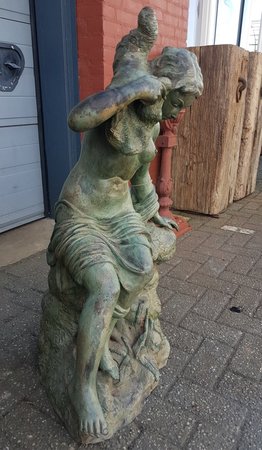 Antieke bronzen fontein Vrouw