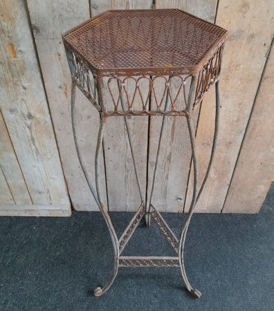 Antieke smeedijzeren plantentafel