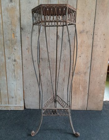 Antieke smeedijzeren plantentafel