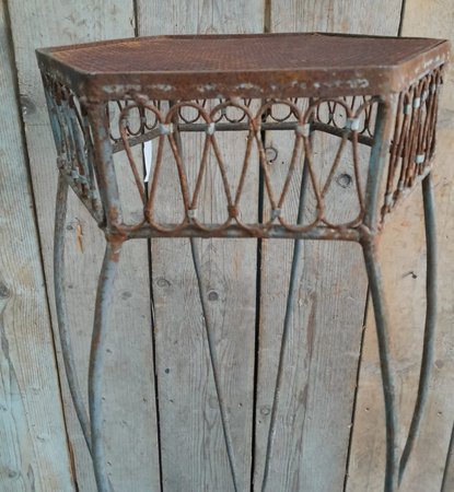 Antieke smeedijzeren plantentafel