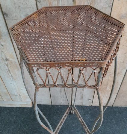 Antieke smeedijzeren plantentafel