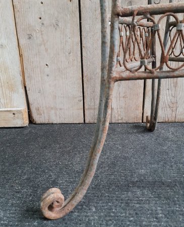 Antieke smeedijzeren plantentafel