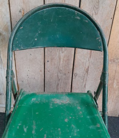 Metalen klapstoel met patina