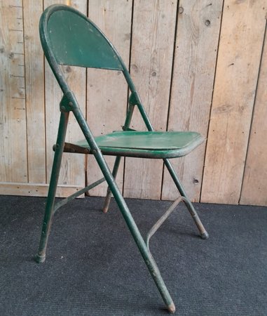 Metalen klapstoel met patina