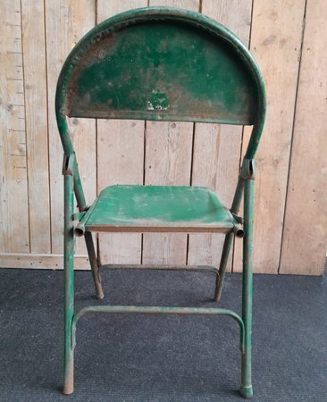 Metalen klapstoel met patina