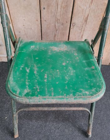 Metalen klapstoel met patina