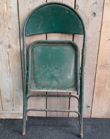 Metalen klapstoel met patina