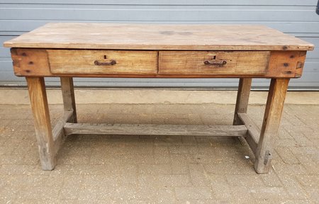 Geleefde industriele houten tafel