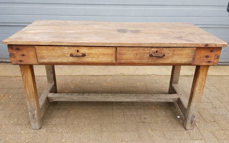 Geleefde industriele houten tafel