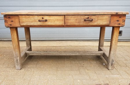 Geleefde industriele houten tafel