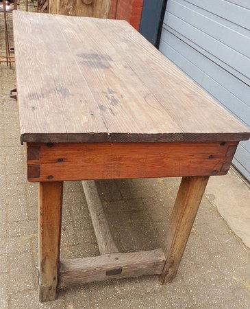 Geleefde industriele houten tafel