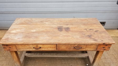 Geleefde industriele houten tafel