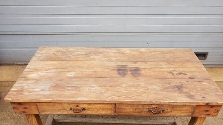 Geleefde industriele houten tafel