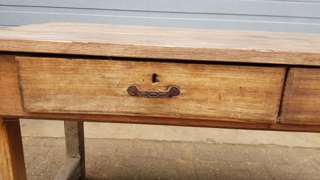 Geleefde industriele houten tafel