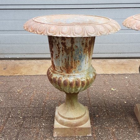 Antieke gietijzeren bloempot met patina