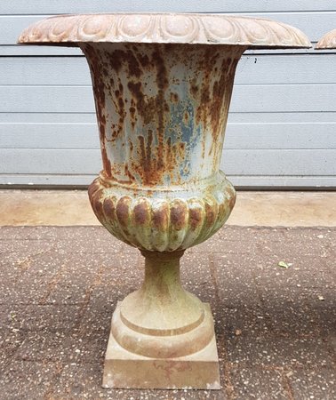 Antieke gietijzeren bloempot met patina
