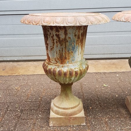 Antieke gietijzeren bloempot met patina
