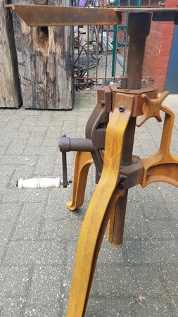 In hoogte verstelbare gietijzeren tafelonderstel