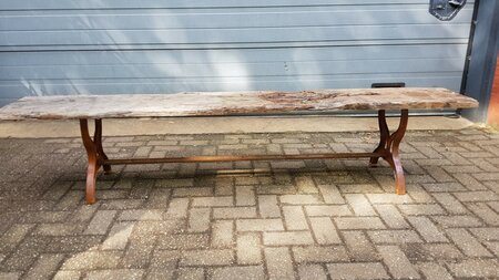 Landelijke tuinbank met oud geleefd hout