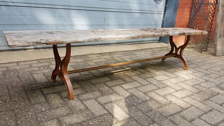 Landelijke tuinbank met oud geleefd hout