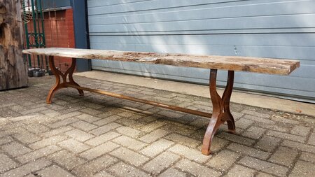 Landelijke tuinbank met oud geleefd hout