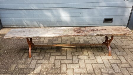 Landelijke tuinbank met oud geleefd hout