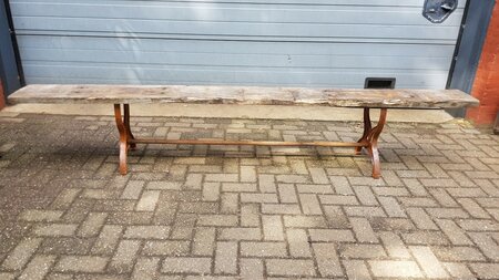 Rustieke tuinbank met oud geleefd hout