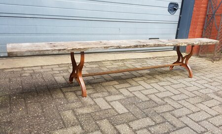 Rustieke tuinbank met oud geleefd hout