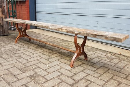 Rustieke tuinbank met oud geleefd hout