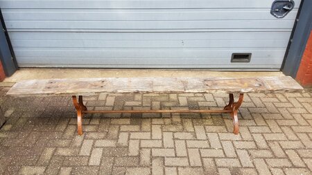 Rustieke tuinbank met oud geleefd hout