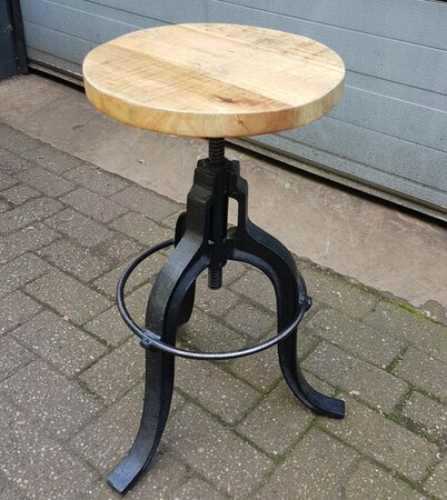 Retro verstelbare gietijzeren barkruk