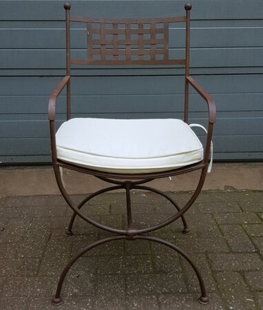 Brocante smeedijzeren tuinstoelen met zitkussens