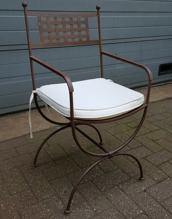 Brocante smeedijzeren tuinstoelen met zitkussens