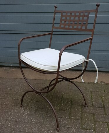 Brocante smeedijzeren tuinstoelen met zitkussens