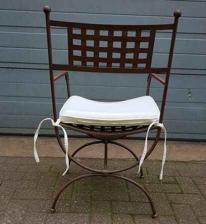 Brocante smeedijzeren tuinstoelen met zitkussens