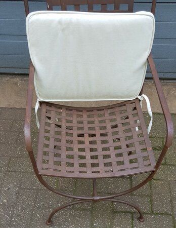 Brocante smeedijzeren tuinstoelen met zitkussens